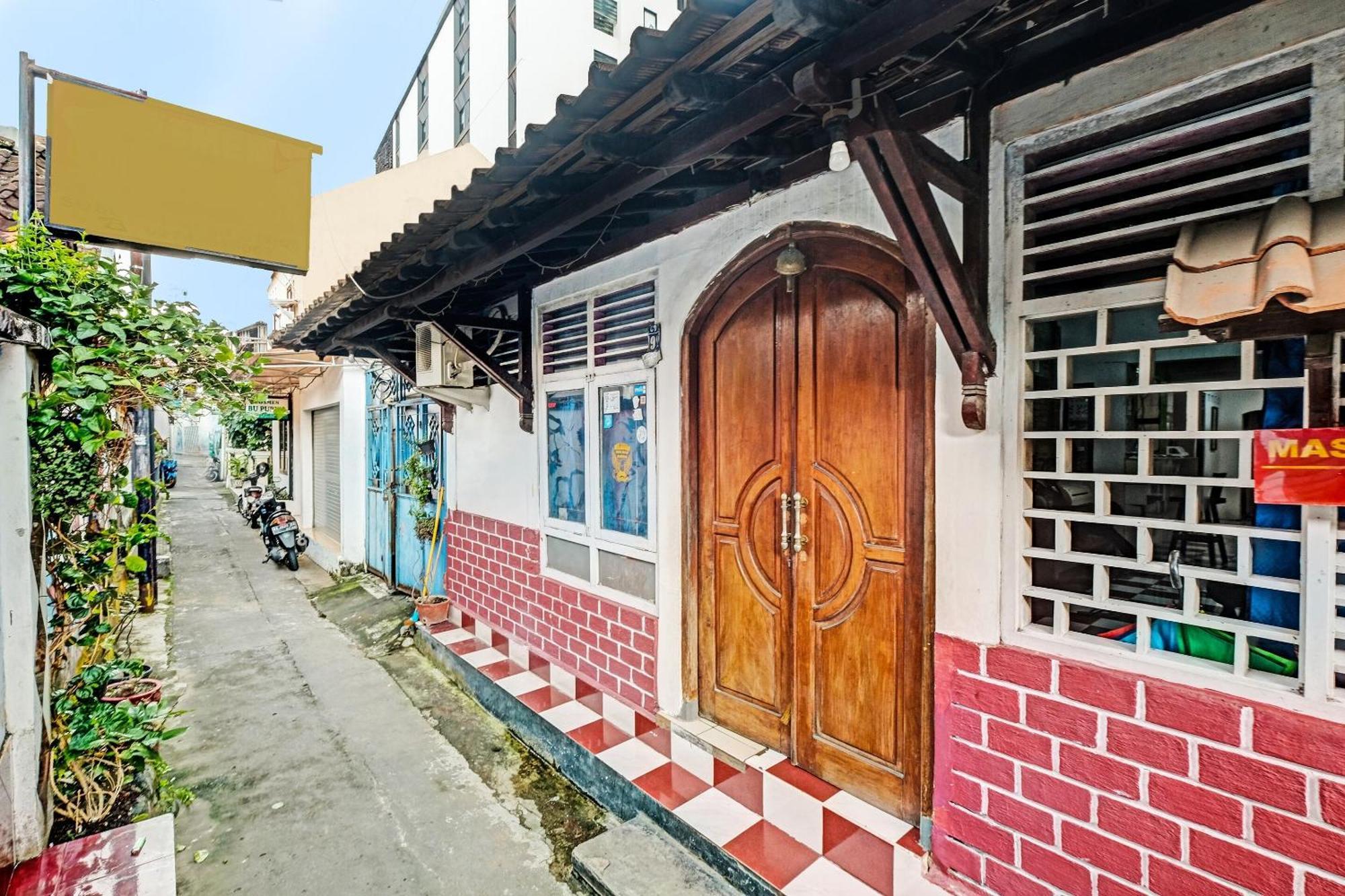 Spot On 91915 Homestay Superman Yogyakarta Exterior photo