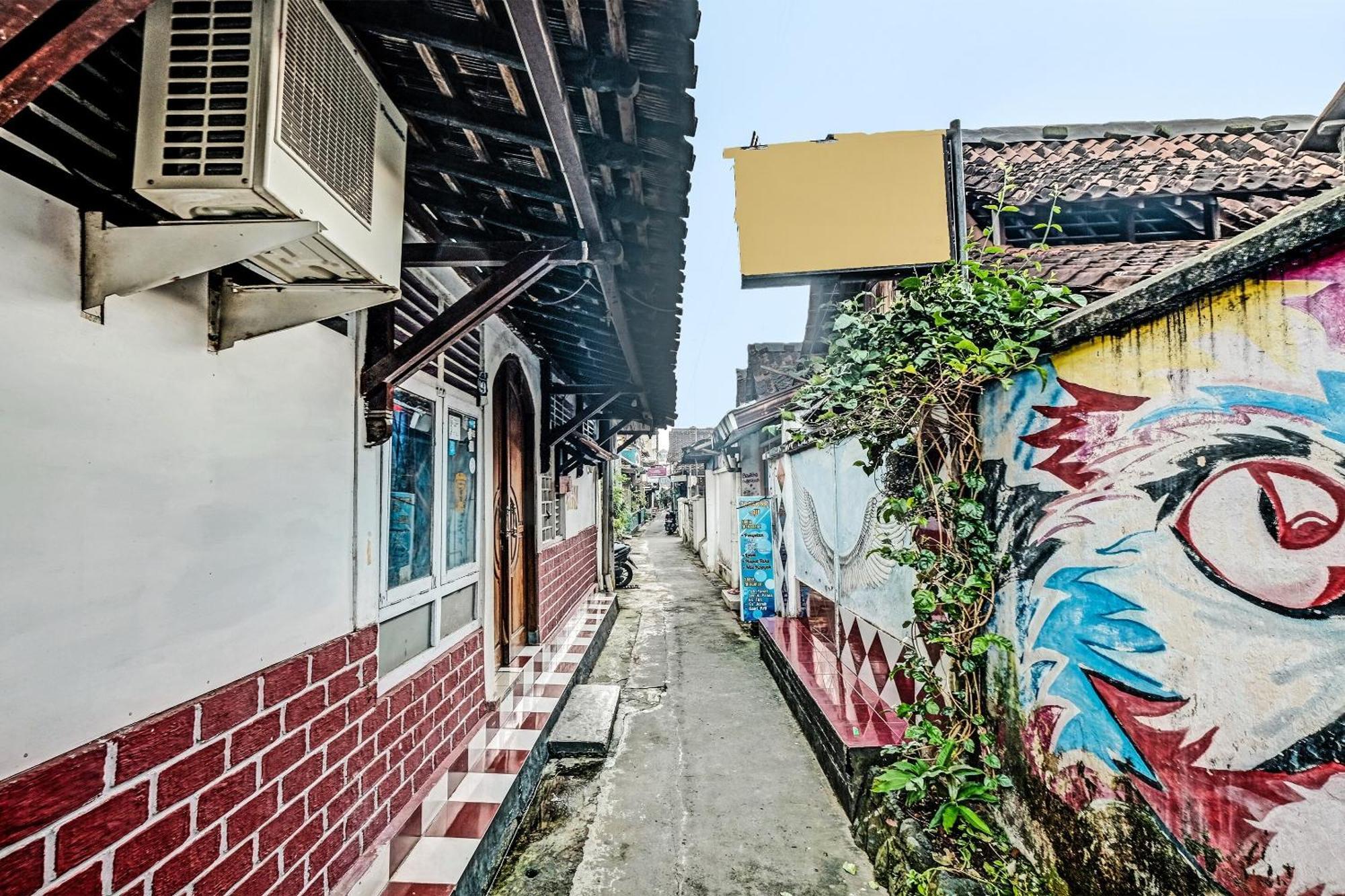 Spot On 91915 Homestay Superman Yogyakarta Exterior photo